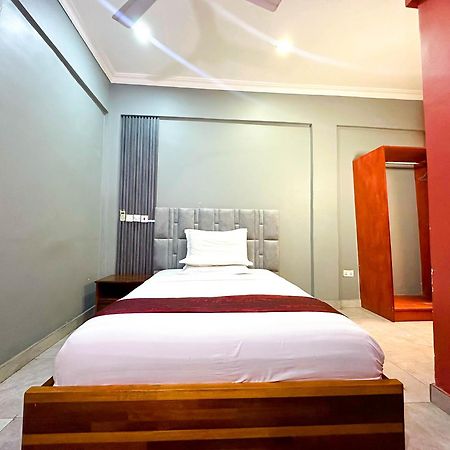 Triple Hill Hotel Weija Bagian luar foto