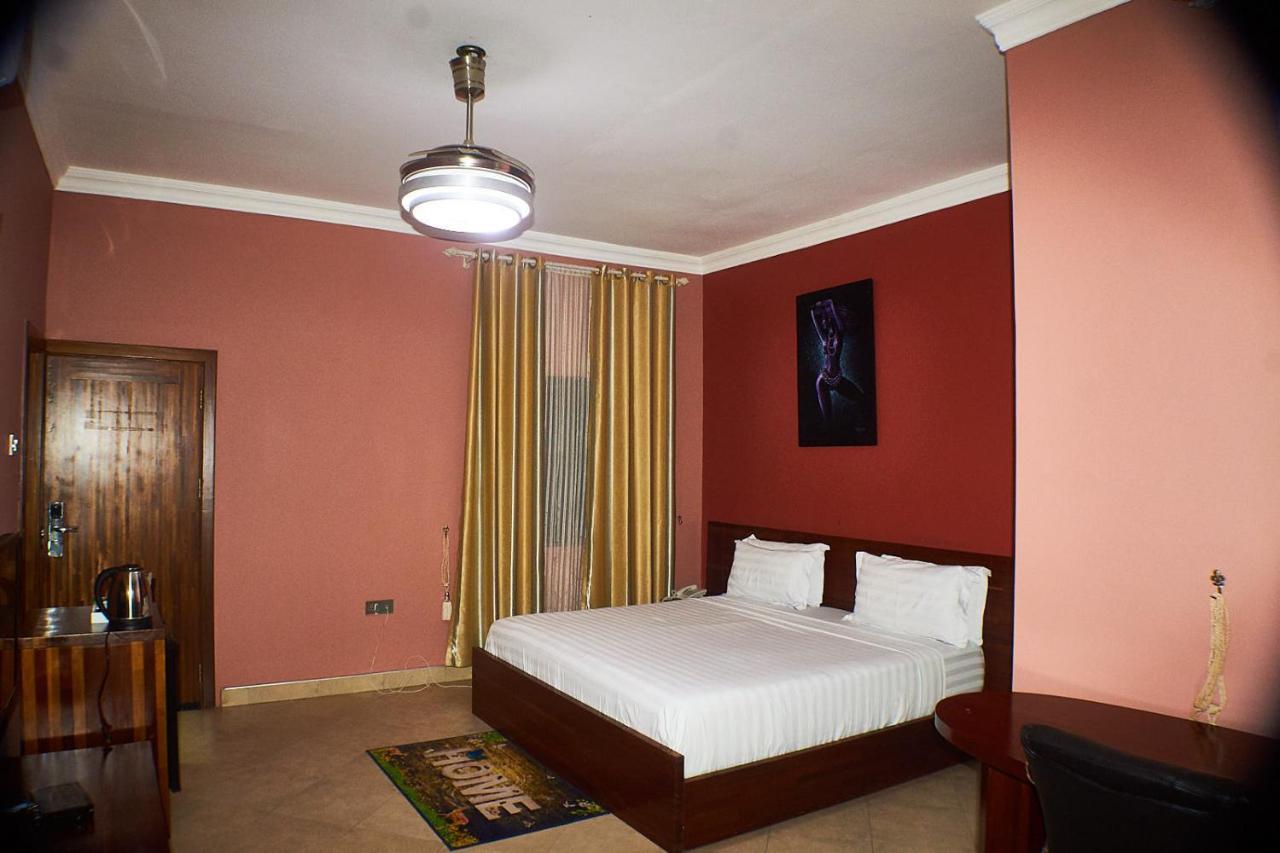 Triple Hill Hotel Weija Bagian luar foto