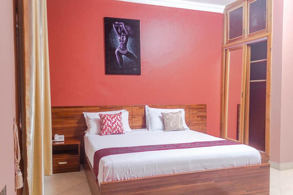 Triple Hill Hotel Weija Bagian luar foto