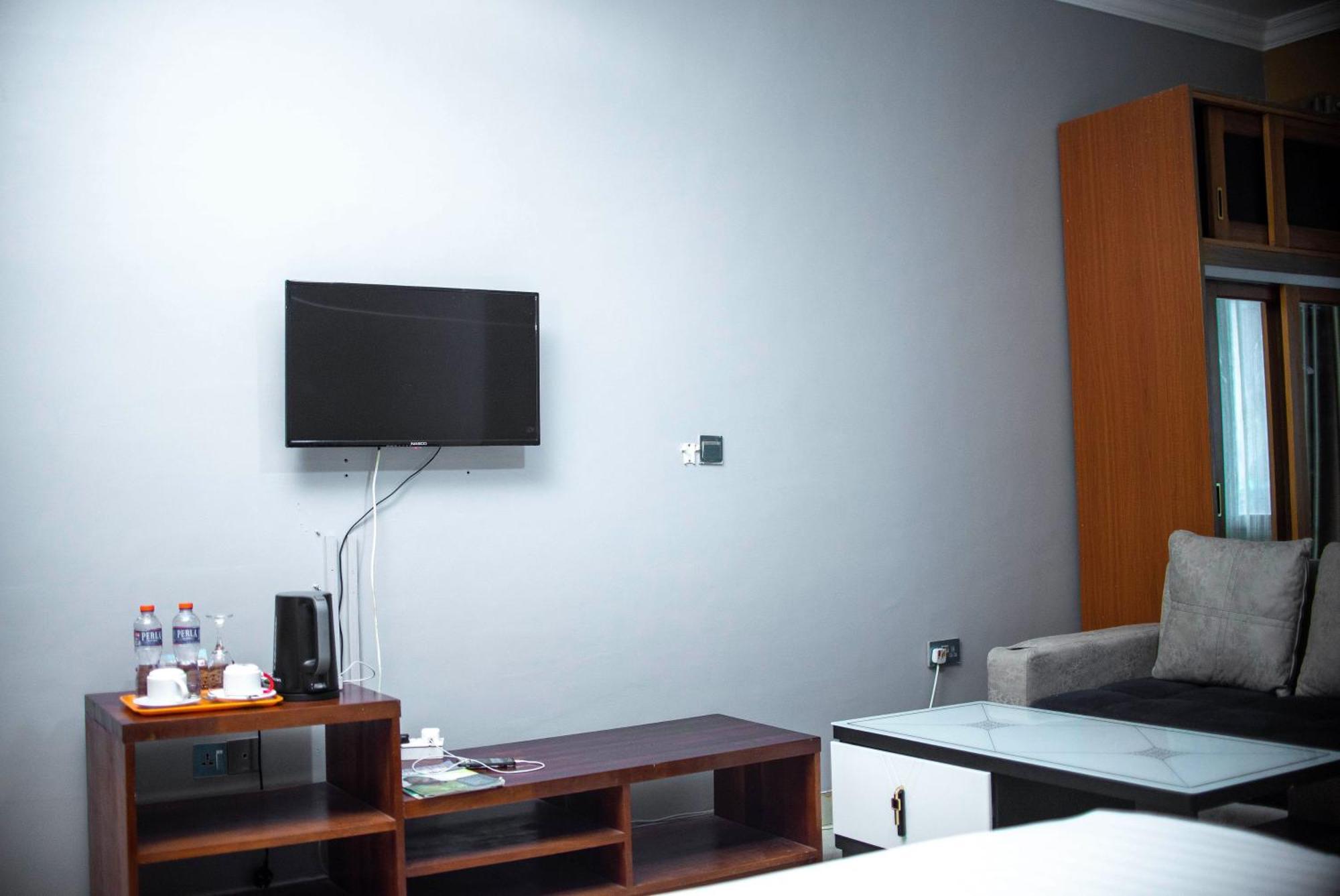 Triple Hill Hotel Weija Bagian luar foto