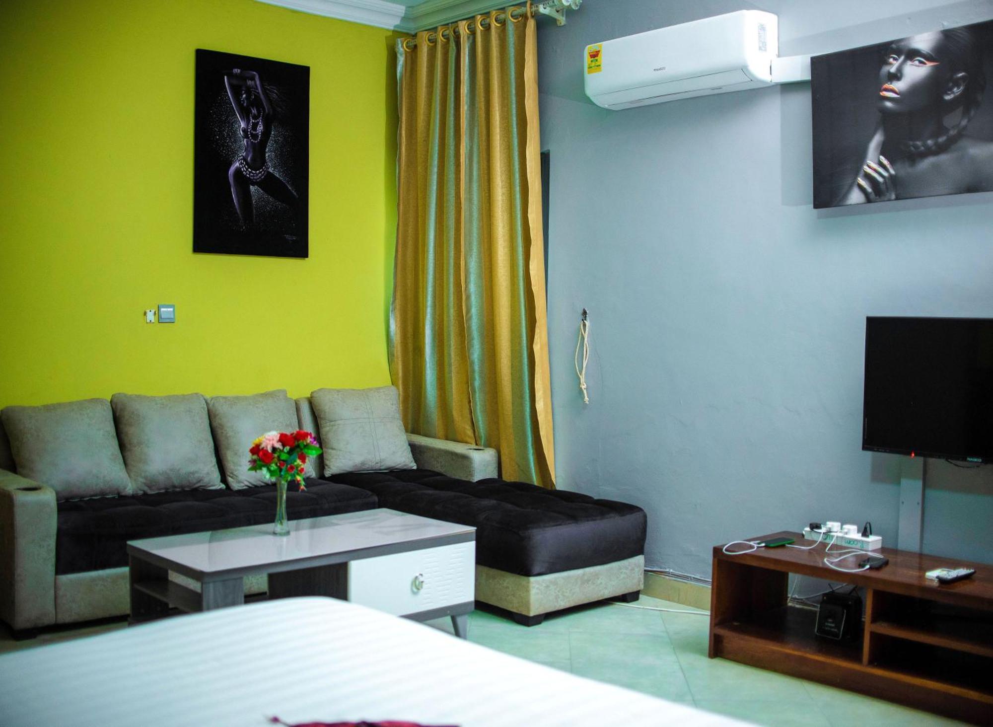 Triple Hill Hotel Weija Bagian luar foto