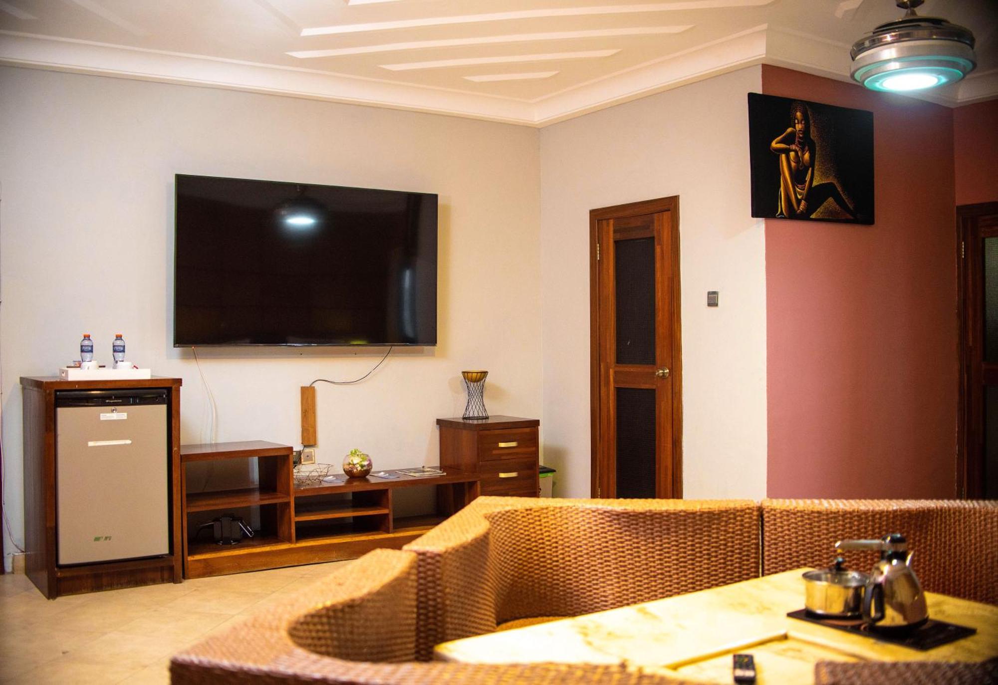Triple Hill Hotel Weija Bagian luar foto
