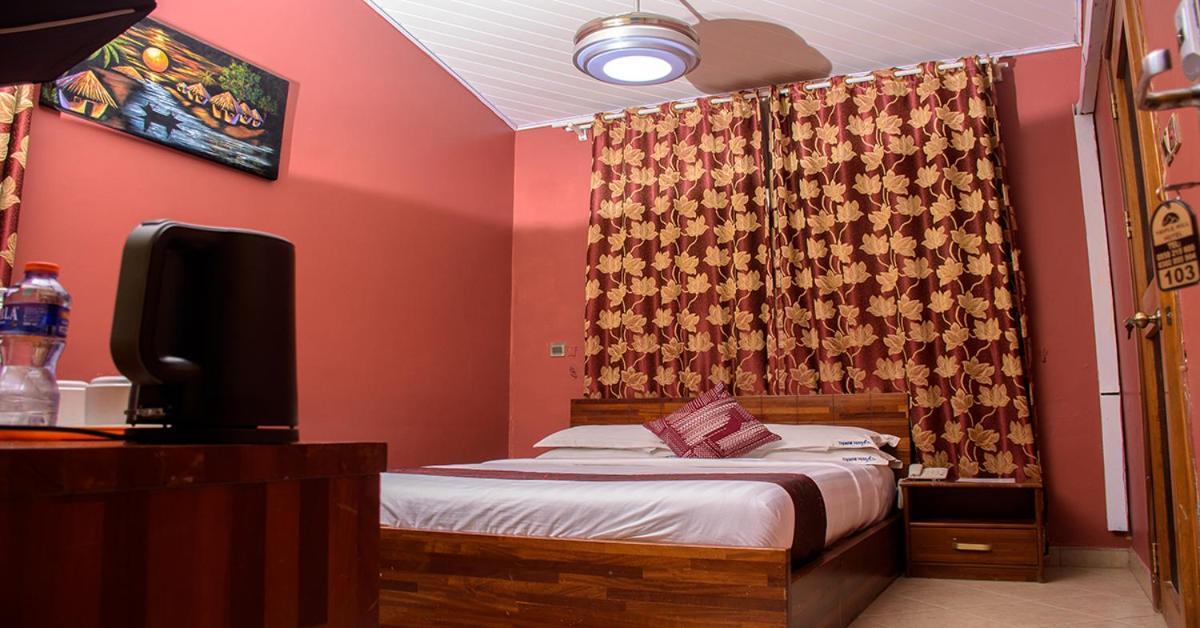 Triple Hill Hotel Weija Bagian luar foto