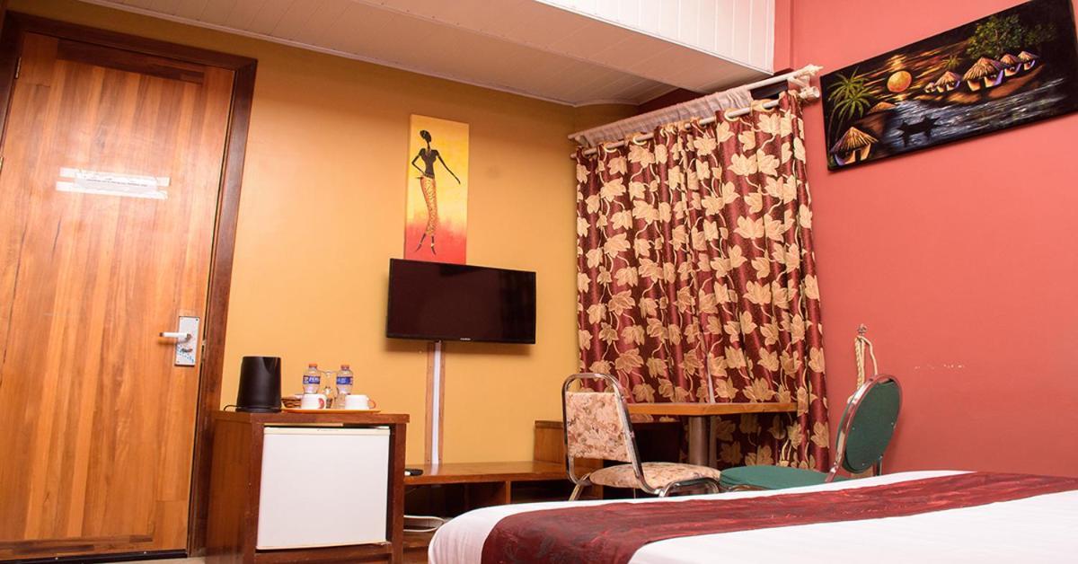 Triple Hill Hotel Weija Bagian luar foto