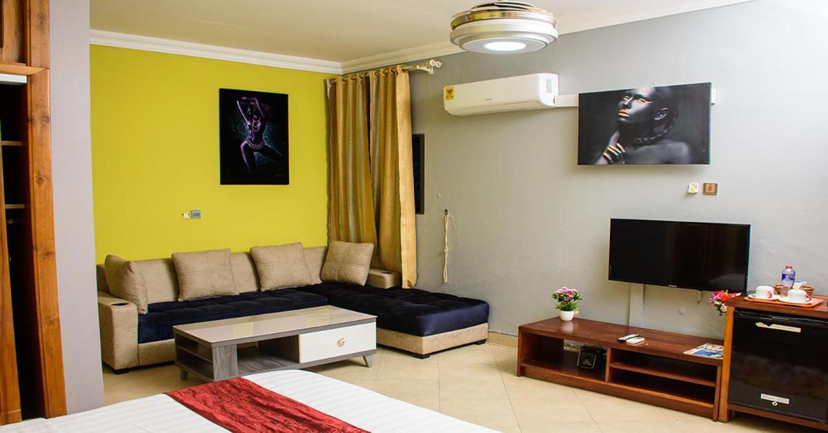 Triple Hill Hotel Weija Bagian luar foto