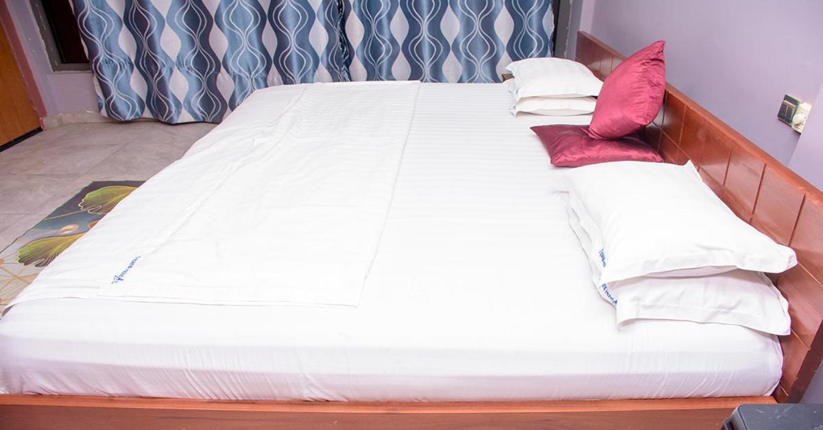 Triple Hill Hotel Weija Bagian luar foto