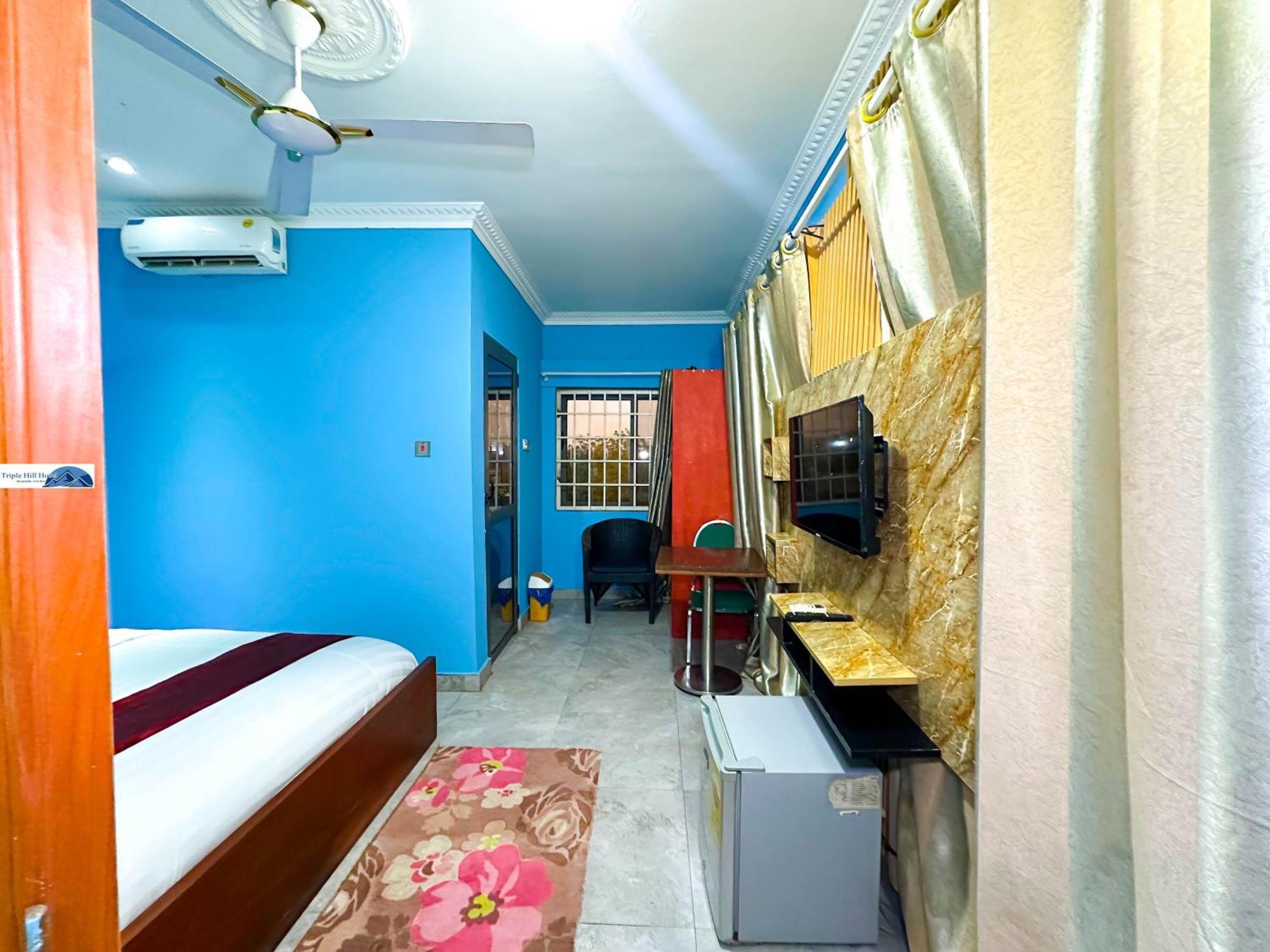 Triple Hill Hotel Weija Bagian luar foto