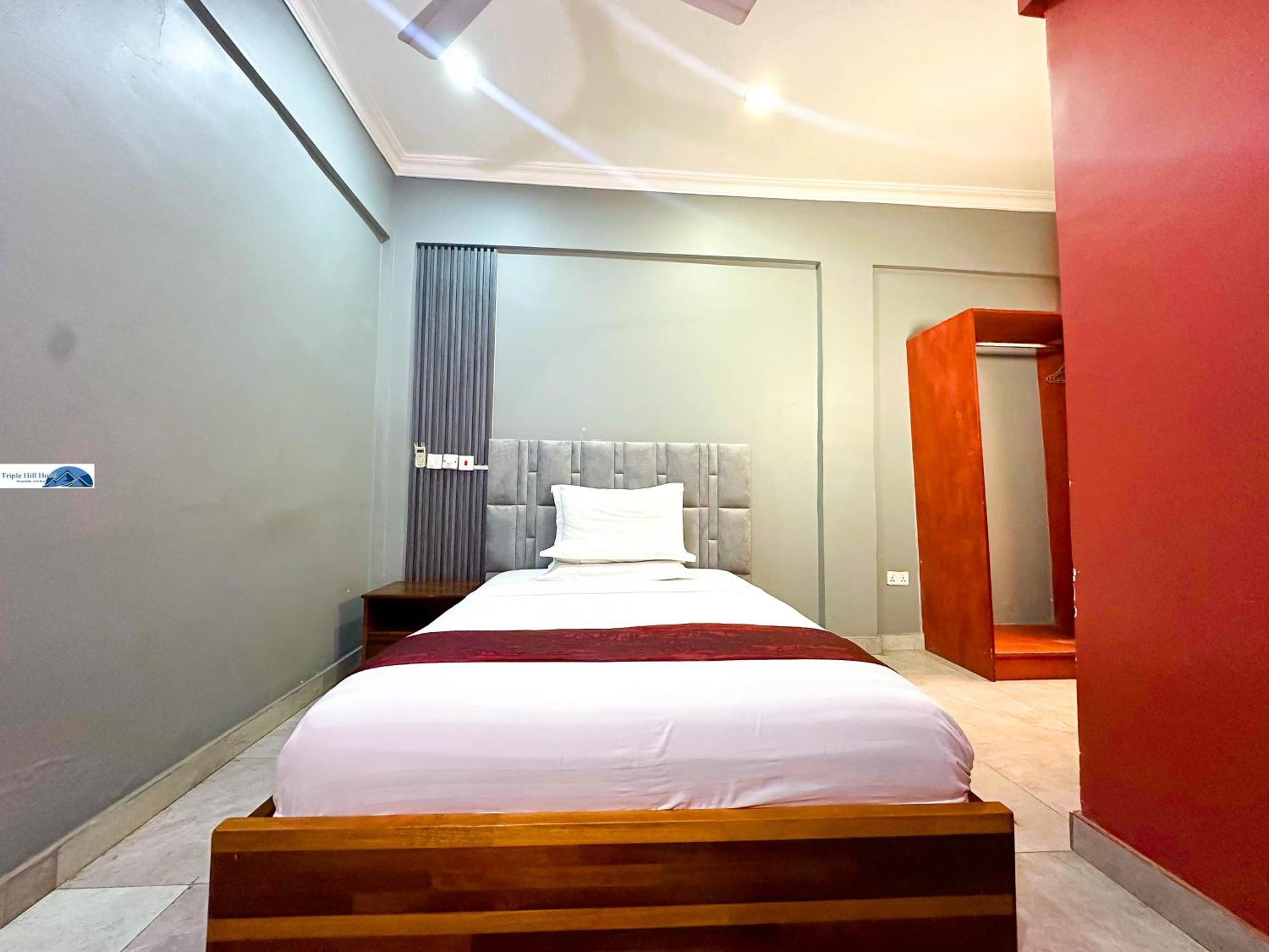 Triple Hill Hotel Weija Bagian luar foto