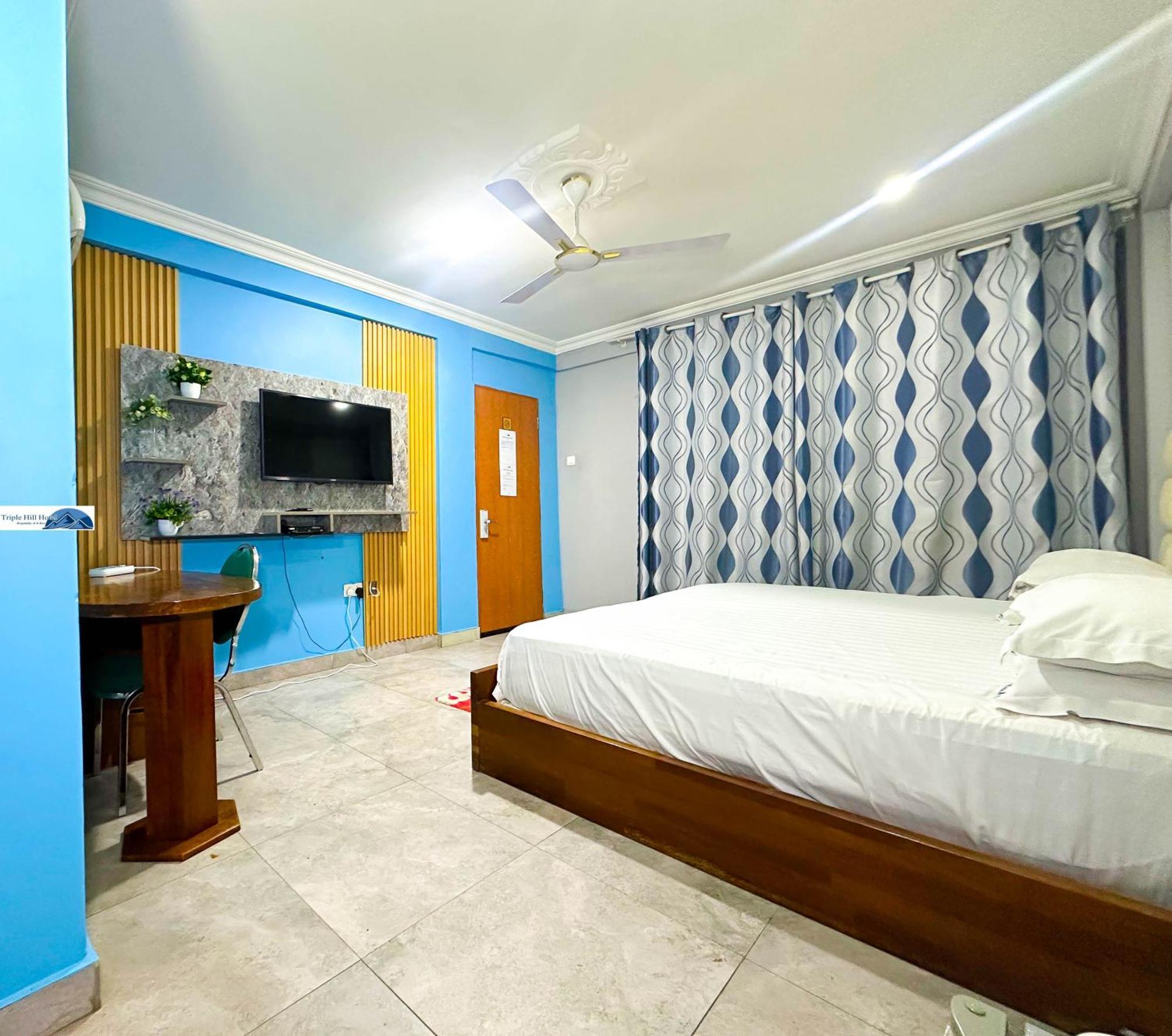 Triple Hill Hotel Weija Bagian luar foto
