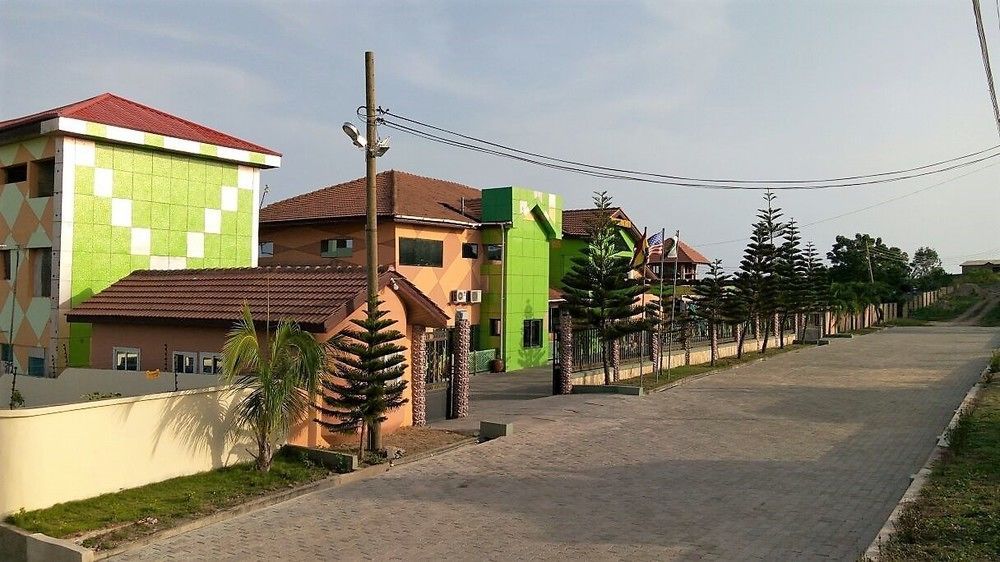 Triple Hill Hotel Weija Bagian luar foto